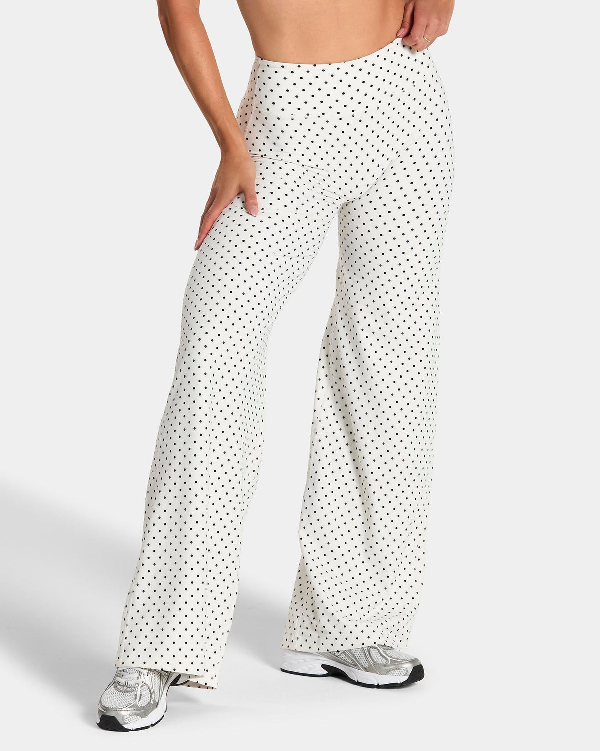 Pantalon à jambe droite et coupe longue Allrounder « pois sur fond blanc »
