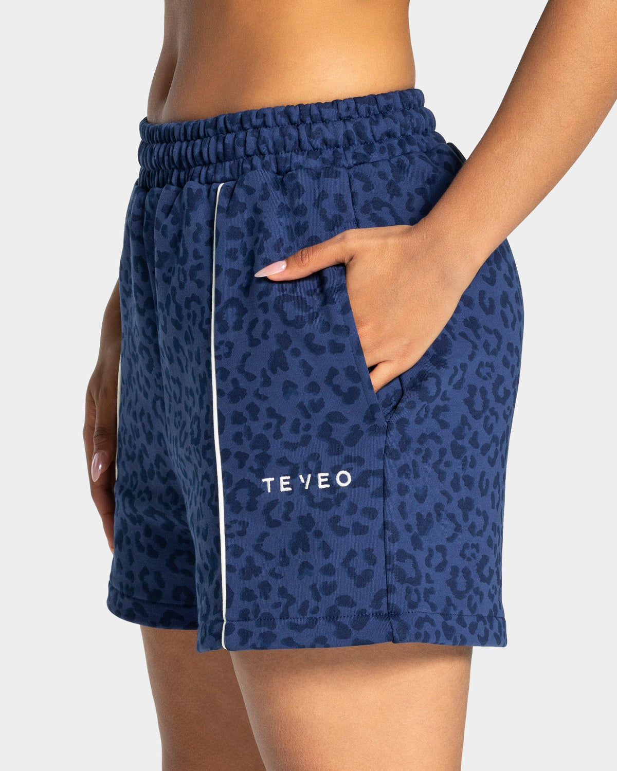 Short oversize Contrastline « Léopard bleu foncé »