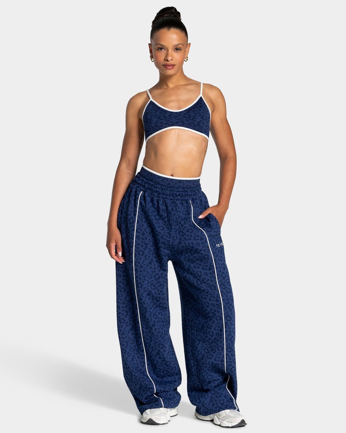 Pantalon de jogging Wide Leg Contrastline « Léopard bleu foncé »